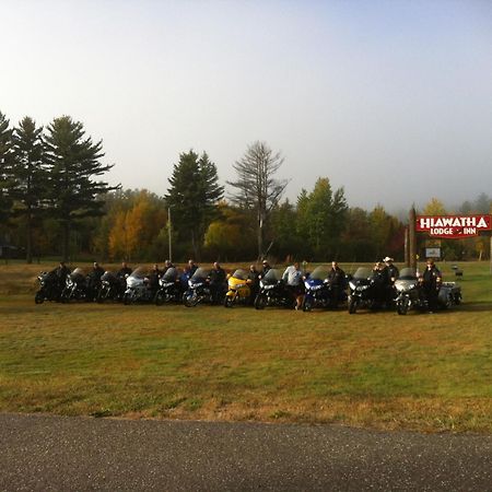 Hiawatha Lodge Inn Ийгъл Ривър Екстериор снимка