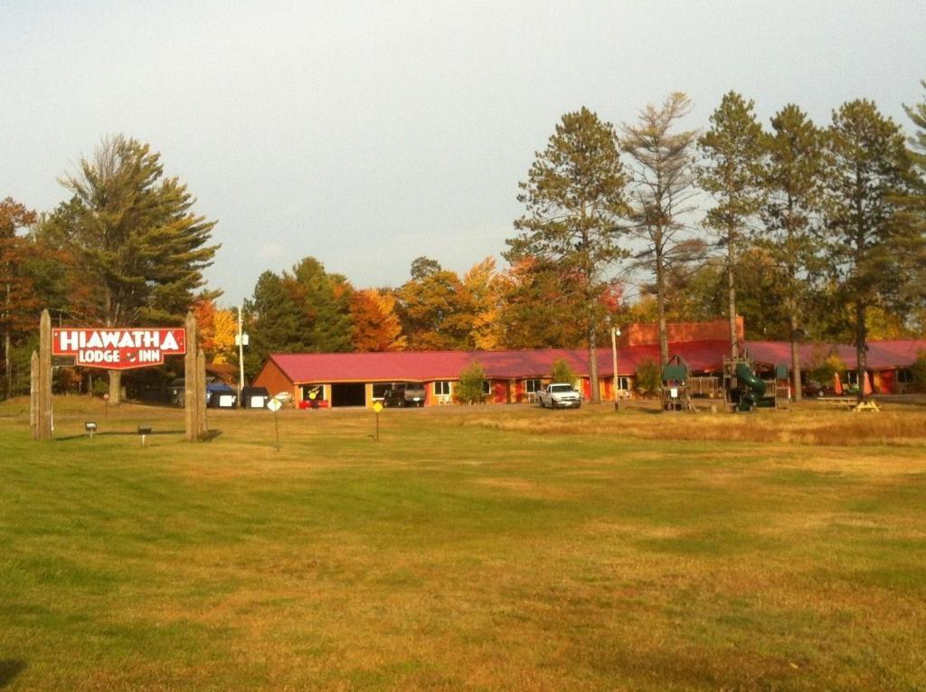 Hiawatha Lodge Inn Ийгъл Ривър Екстериор снимка