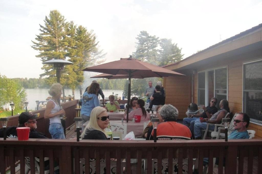 Hiawatha Lodge Inn Ийгъл Ривър Екстериор снимка