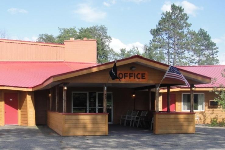 Hiawatha Lodge Inn Ийгъл Ривър Екстериор снимка