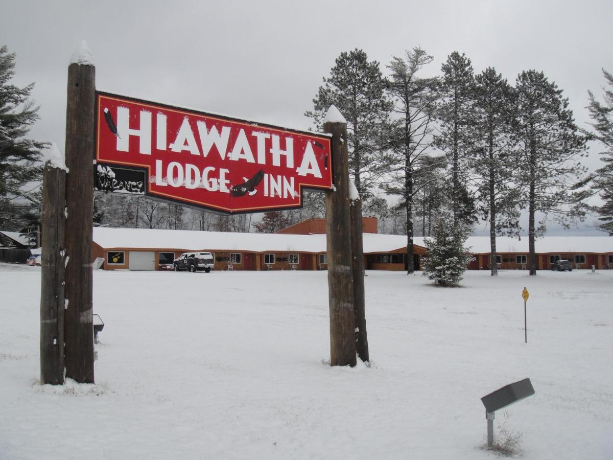 Hiawatha Lodge Inn Ийгъл Ривър Екстериор снимка