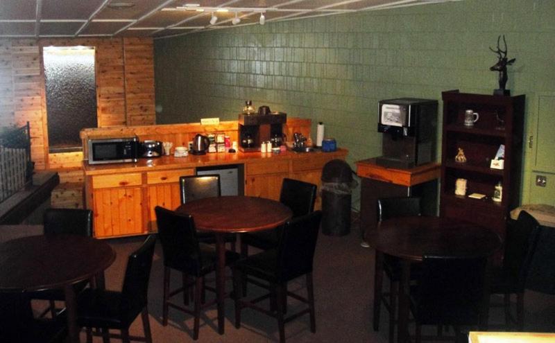 Hiawatha Lodge Inn Ийгъл Ривър Екстериор снимка