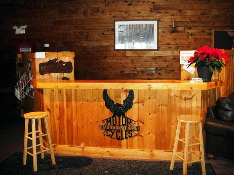 Hiawatha Lodge Inn Ийгъл Ривър Екстериор снимка