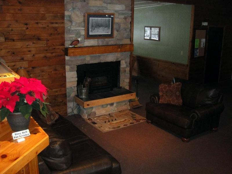 Hiawatha Lodge Inn Ийгъл Ривър Екстериор снимка