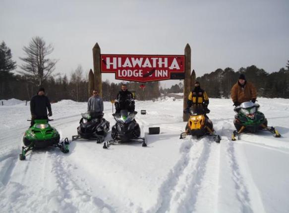 Hiawatha Lodge Inn Ийгъл Ривър Екстериор снимка