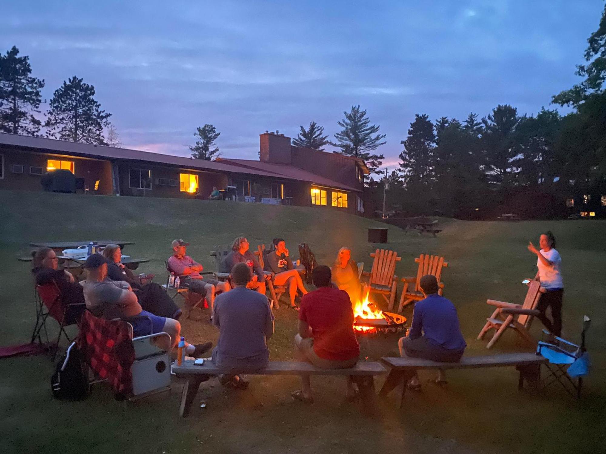 Hiawatha Lodge Inn Ийгъл Ривър Екстериор снимка