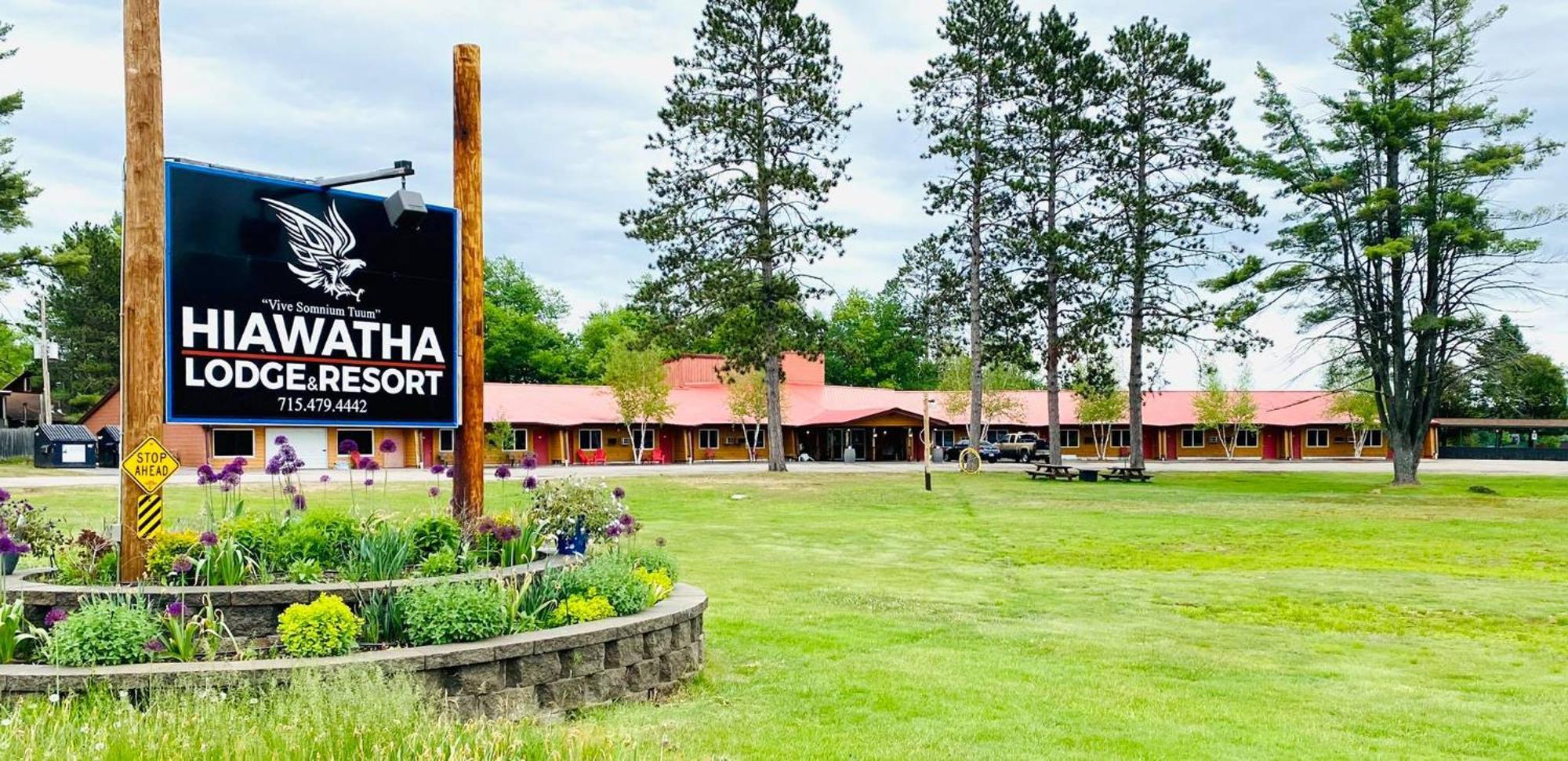 Hiawatha Lodge Inn Ийгъл Ривър Екстериор снимка