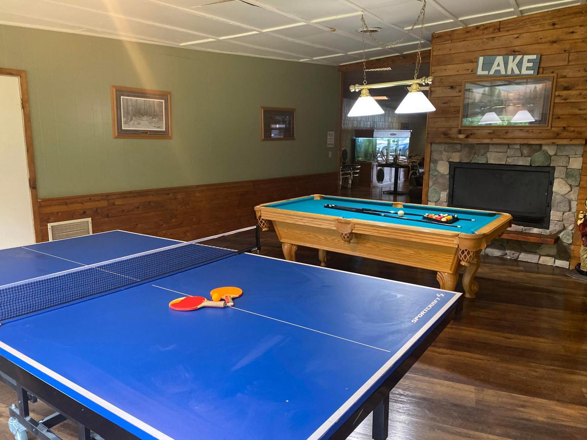 Hiawatha Lodge Inn Ийгъл Ривър Екстериор снимка