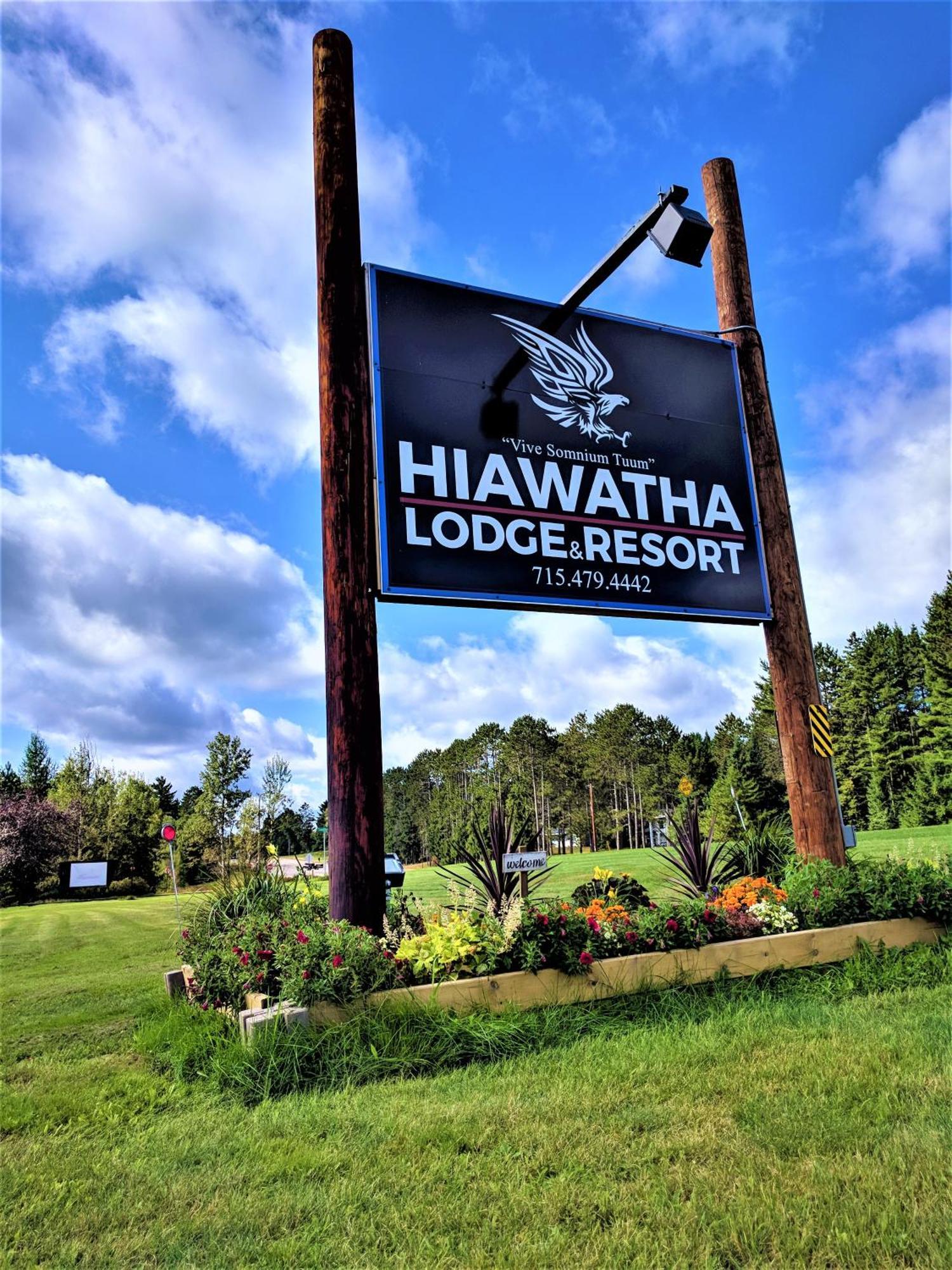 Hiawatha Lodge Inn Ийгъл Ривър Екстериор снимка