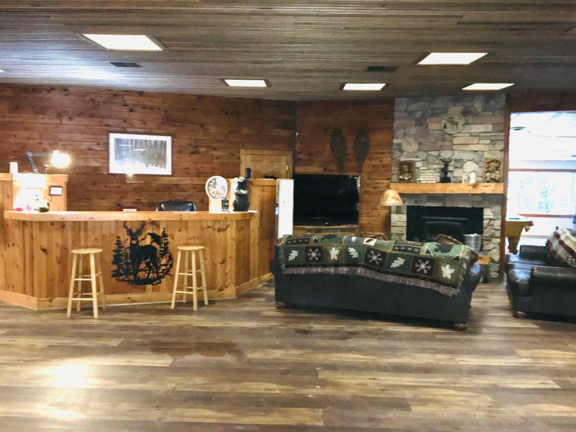 Hiawatha Lodge Inn Ийгъл Ривър Екстериор снимка
