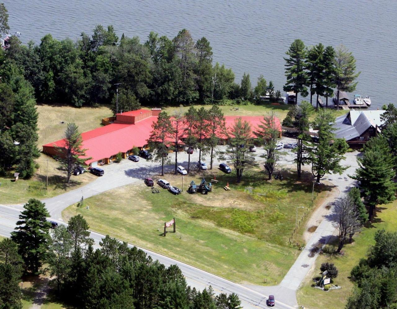 Hiawatha Lodge Inn Ийгъл Ривър Екстериор снимка