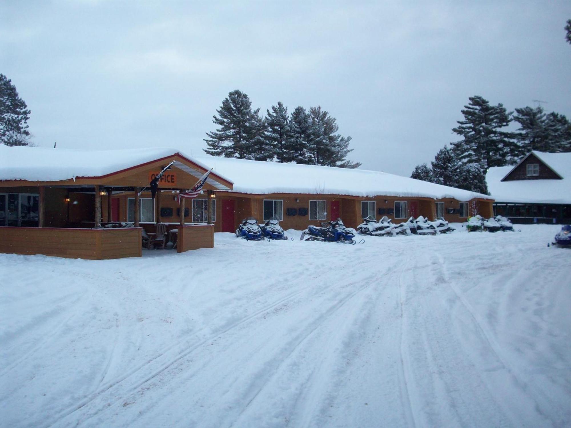 Hiawatha Lodge Inn Ийгъл Ривър Екстериор снимка